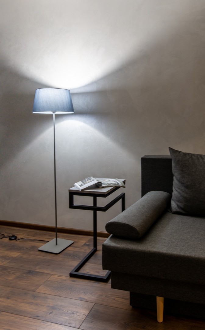 Гостиная, нейтральная светлая штукатурка, торшер и диван